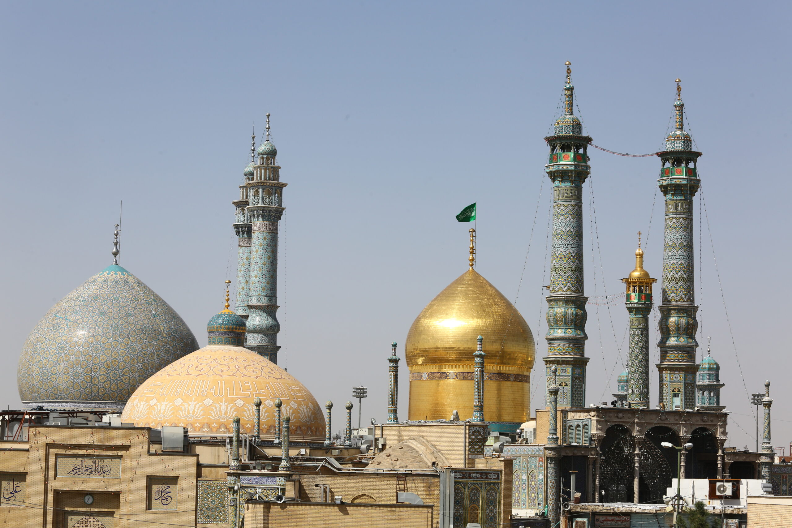 نمایی از گنبد و بارگاه حرم حضرت فاطمه معصومه (س)