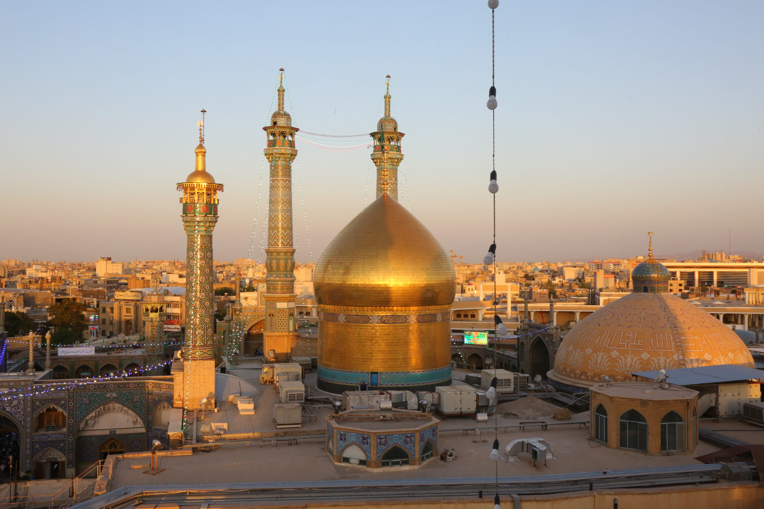 نمایی از گنبد و بارگاه حرم حضرت فاطمه معصومه (س)