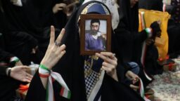 تجدید بیعت دانشجویان دختر با آرمان‌های انقلاب در حرم حضرت معصومه(س)