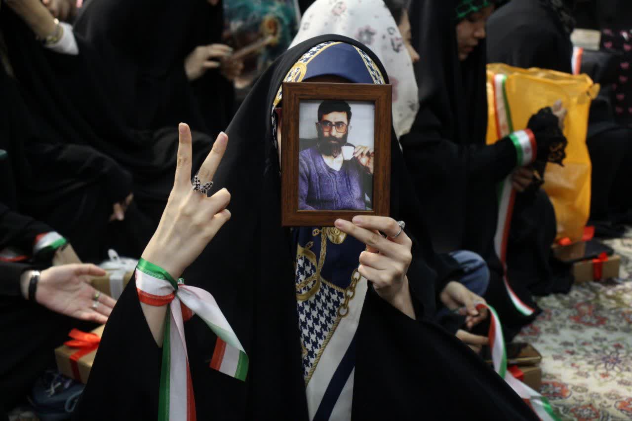 تجدید بیعت دانشجویان دختر با آرمان‌های انقلاب در حرم حضرت معصومه(س)