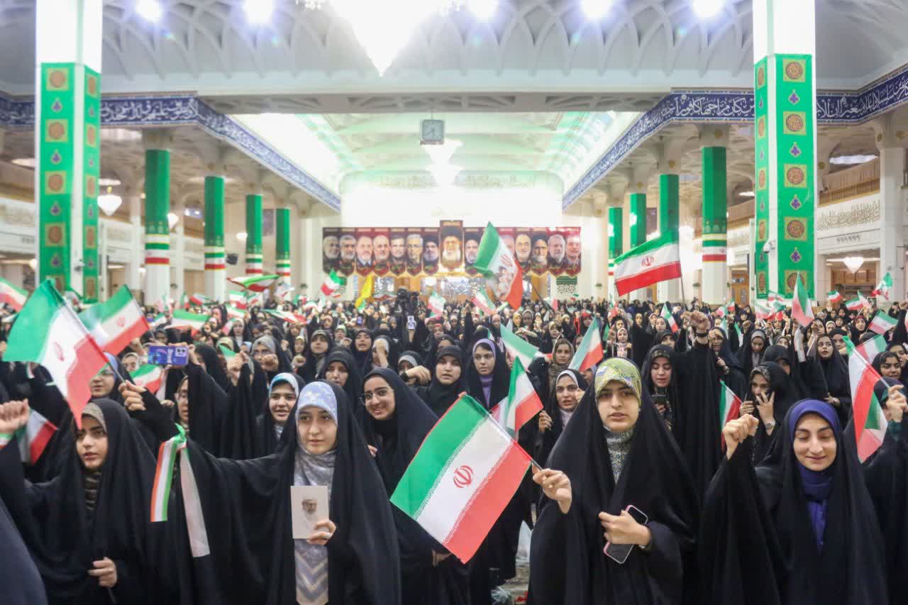اجتماع پرشور «دختران ایران» با حضور دانشجویان سراسر کشور در حرم بانوی کرامت
