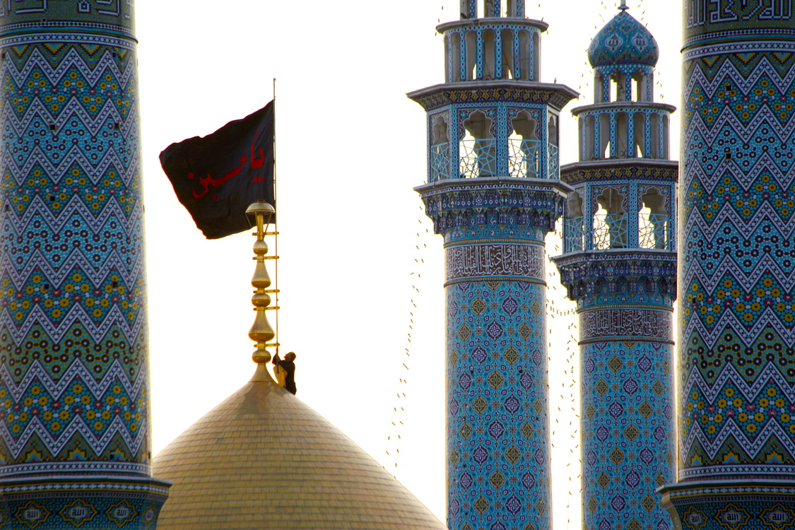 تصاویر قدیمی از مراسم تعویض پرچم حرم مطهر با آغاز ماه محرم دهه90