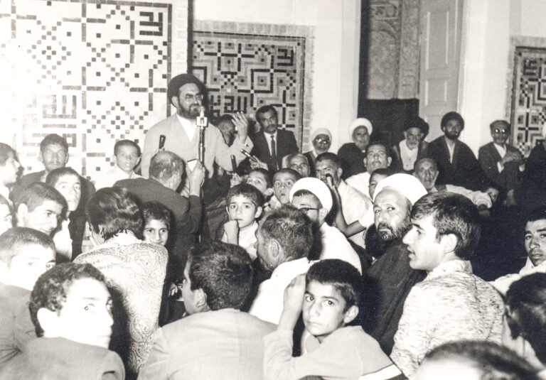 تصاویری از برگزاری جشن عید سعید مبعث در حرم مطهر حضرت فاطمه معصومه سلام الله علیها در سال های ۱۳۵۰ و ۱۳۵۱ شمسی