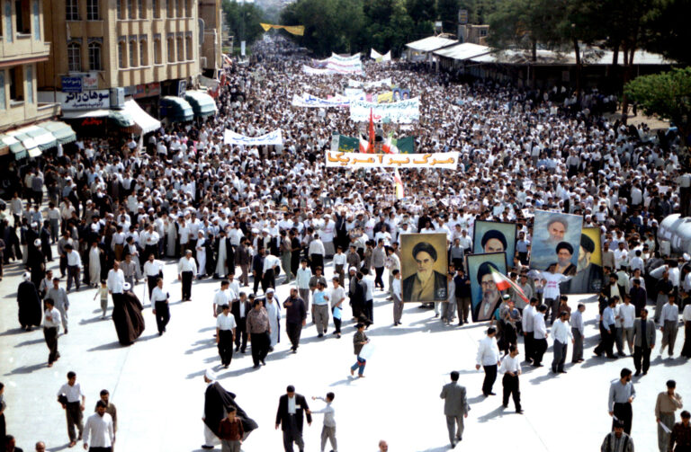 تصاویری از حضور گسترده مردم در مراسم راهپیمایی روز ۲۲ بهمن ماه سال ۱۳۷۰ شمسی