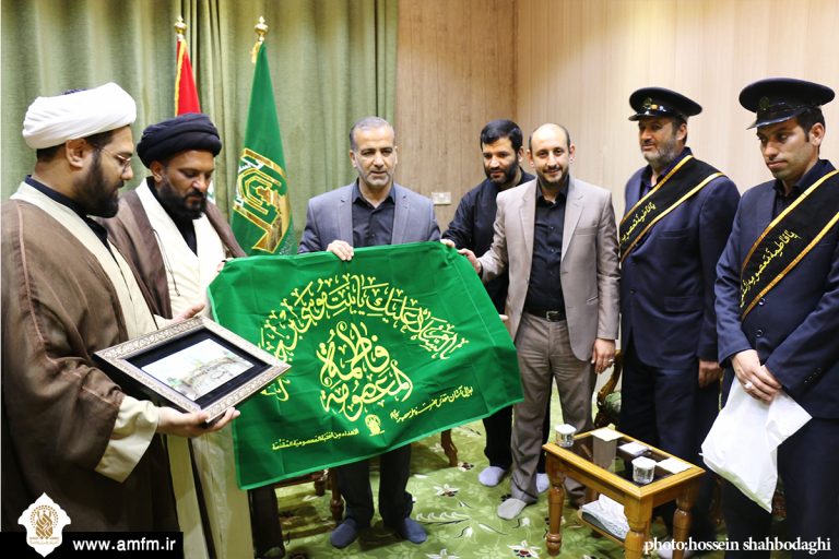 اهدای پرچم متبرک آستان مقدس به تولیت مسجد کوفه توسط سفیران کریمه