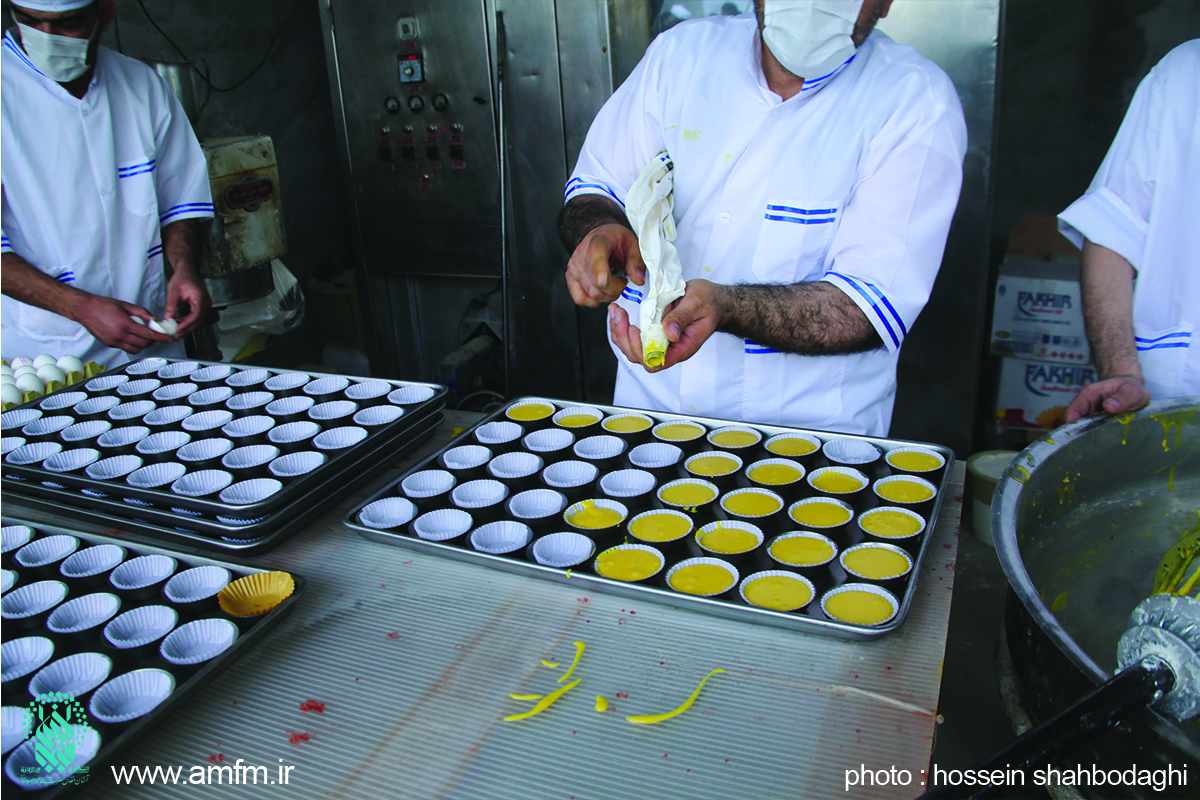 توزیع بیش از ۳۰۰ هزار کیک و شرینی در میان زائران اربعین حسینی