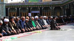 گزارش تصویری: نماز ظهر عاشورای حسینی در حرم حضرت معصومه(س)