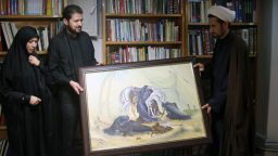 بانوی هنرمند قمی، تابلو نقاشی «عصر عاشورا» را به آستان حضرت معصومه(س) اهدا کرد