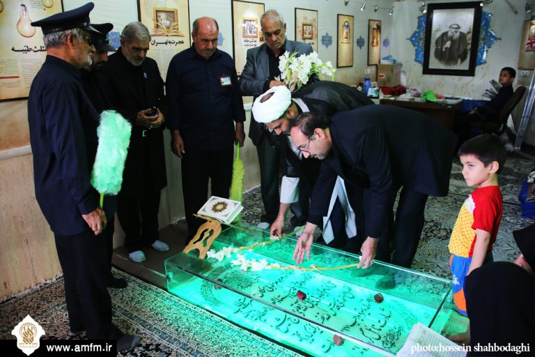 گزارش تصویری: ادای احترام خادمان کریمه اهل بیت به شهدای مدفون در حرم