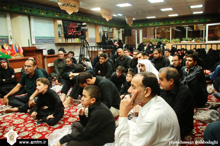 مراسم شهادت امام رضا(ع) ویژه زائران غیر ایرانی برگزار شد