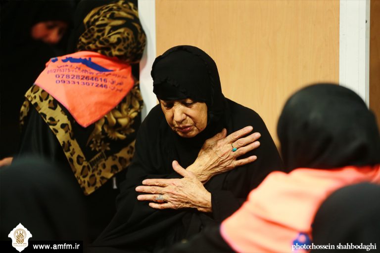 تصاویر مراسم عزاداری ویژه زائران غیر ایرانی در حرم مطهر