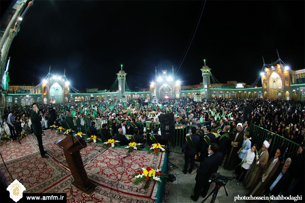 دسته شادی خادمان حرم بانوی کرامت در شب عید غدیر برپا شد