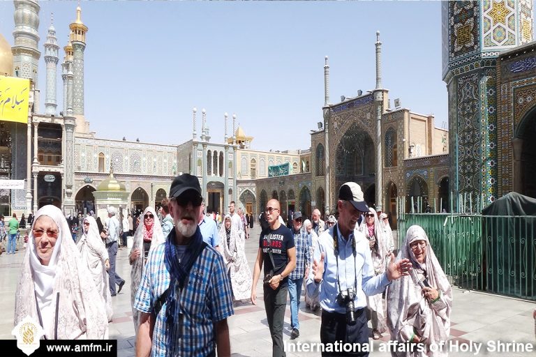 گزارش تصویری: حضور  گردشگران خارجی در حرم حضرت معصومه(س)