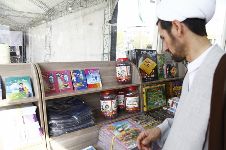 تصاویر افتتاح فروشگاه کتاب زائر در صحن جوادالائمه(ع)