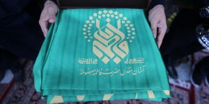 گزارش تصویری: آیین تعویض پرچم گنبد حضرت معصومه(س)