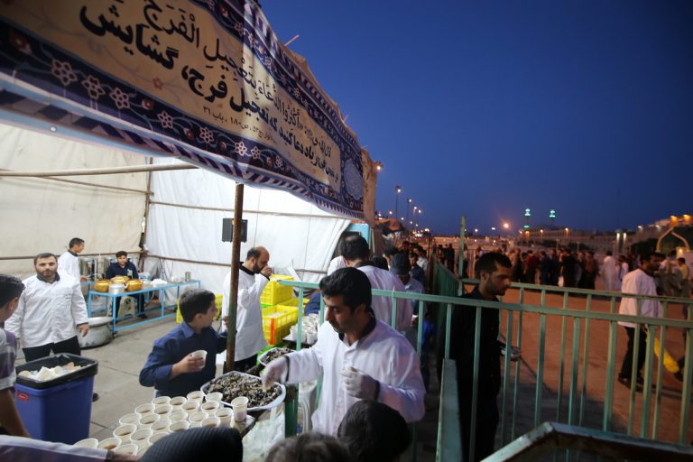 ایستگاه صلواتی در صحن جوادالائمه حرم حضرت معصومه(س)+تصاویر