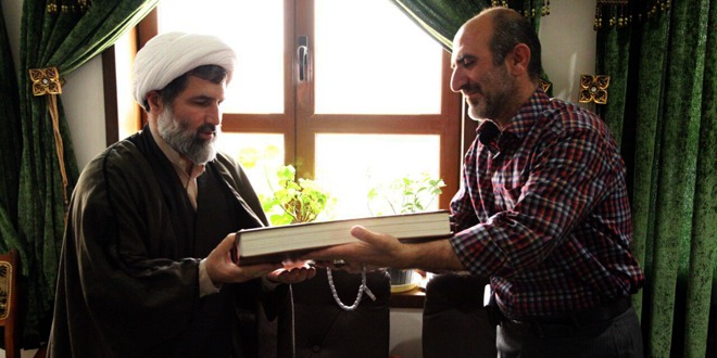 هنرمند تهرانی، قرآن خطی خود را به آستان مقدس حضرت معصومه(س) اهدا کرد