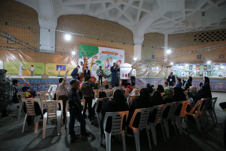 فعالیت غرفه کودک و نوجوان در نمایشگاه نوروزی آستان مقدس+تصاویر