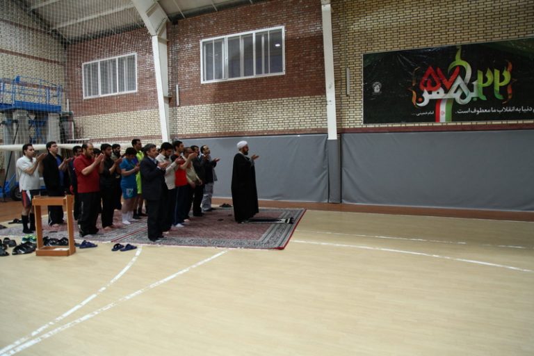 اقامه نماز جماعت در مسابقات ورزشی دهه مبارک فجر+تصاویر
