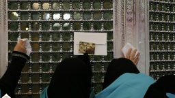 گزارش تصویری: غباروبی حرم بانوی کرامت با حضور خانواده شهدای روحانی