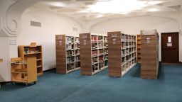 کتابخانه خواهران آستان مقدس فاطمی با ۳۴۰ قفسه کتاب به سه زبان فارسی، عربی و لاتین