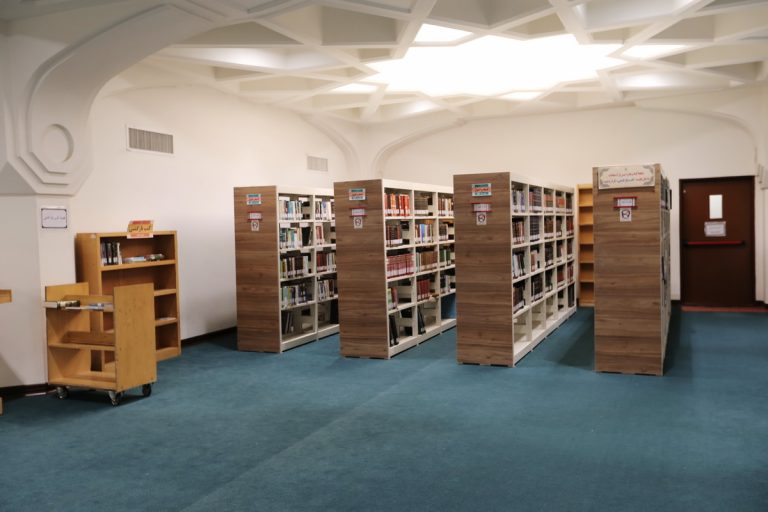 کتابخانه خواهران آستان مقدس فاطمی با ۳۴۰ قفسه کتاب به سه زبان فارسی، عربی و لاتین