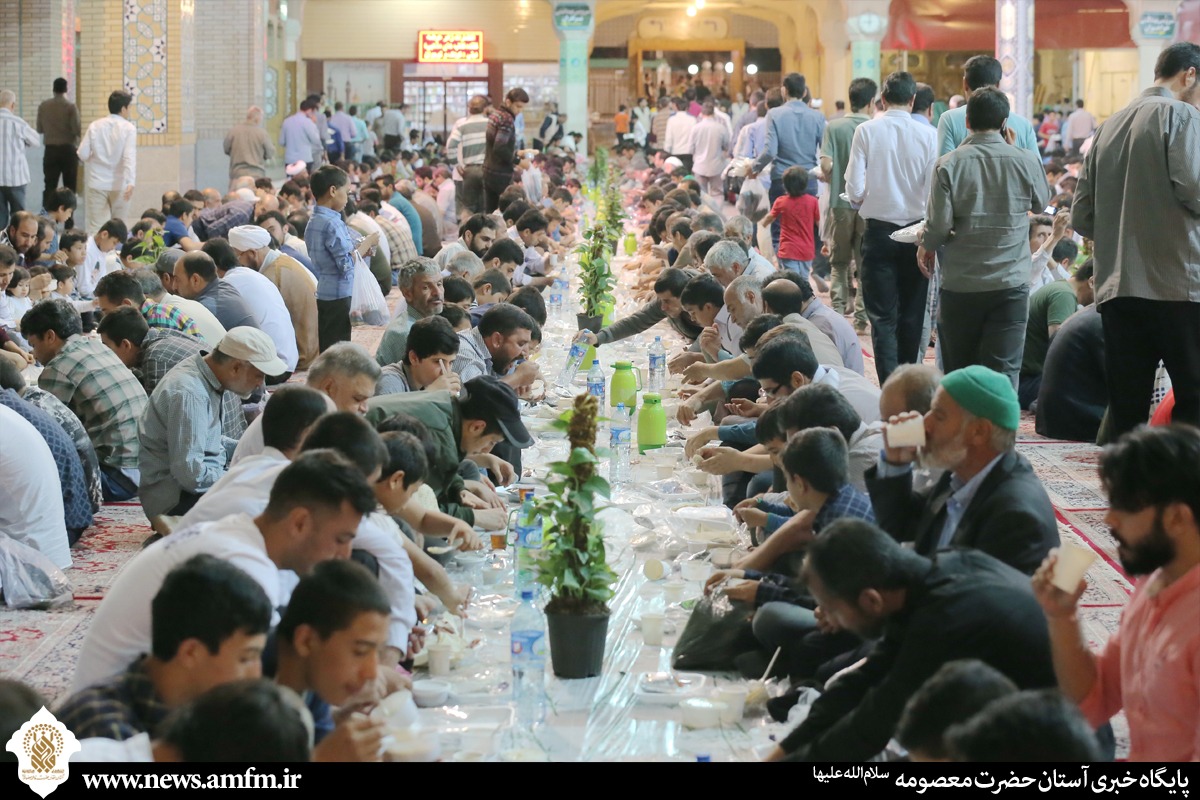 توزیع افطاری ساده در بین زائران حضرت معصومه(س)