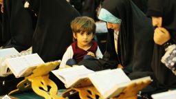 بانوی مسلمان برنامه تربیتی فرزندانش را از قرآن استخراج می کند