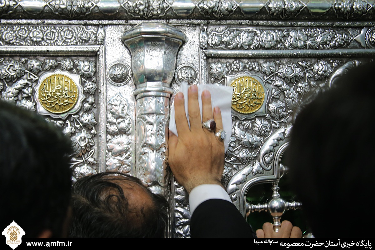 غباروبی مضجع شریف کریمه اهل بیت توسط مدیران روابط عمومی قم