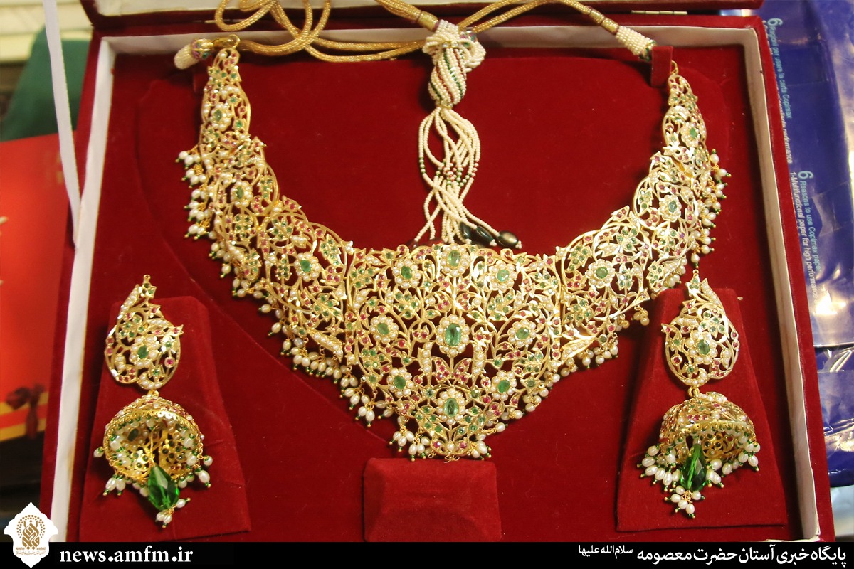 اهدا سرویس طلای ۲۴ عیار ۱۵۶ گرمی به موزه آستان حضرت معصومه (س)