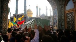 بزرگداشت شیعیان مظلوم عربستان در مراسم تشییع شهدای مدافع حرم برگزار شد