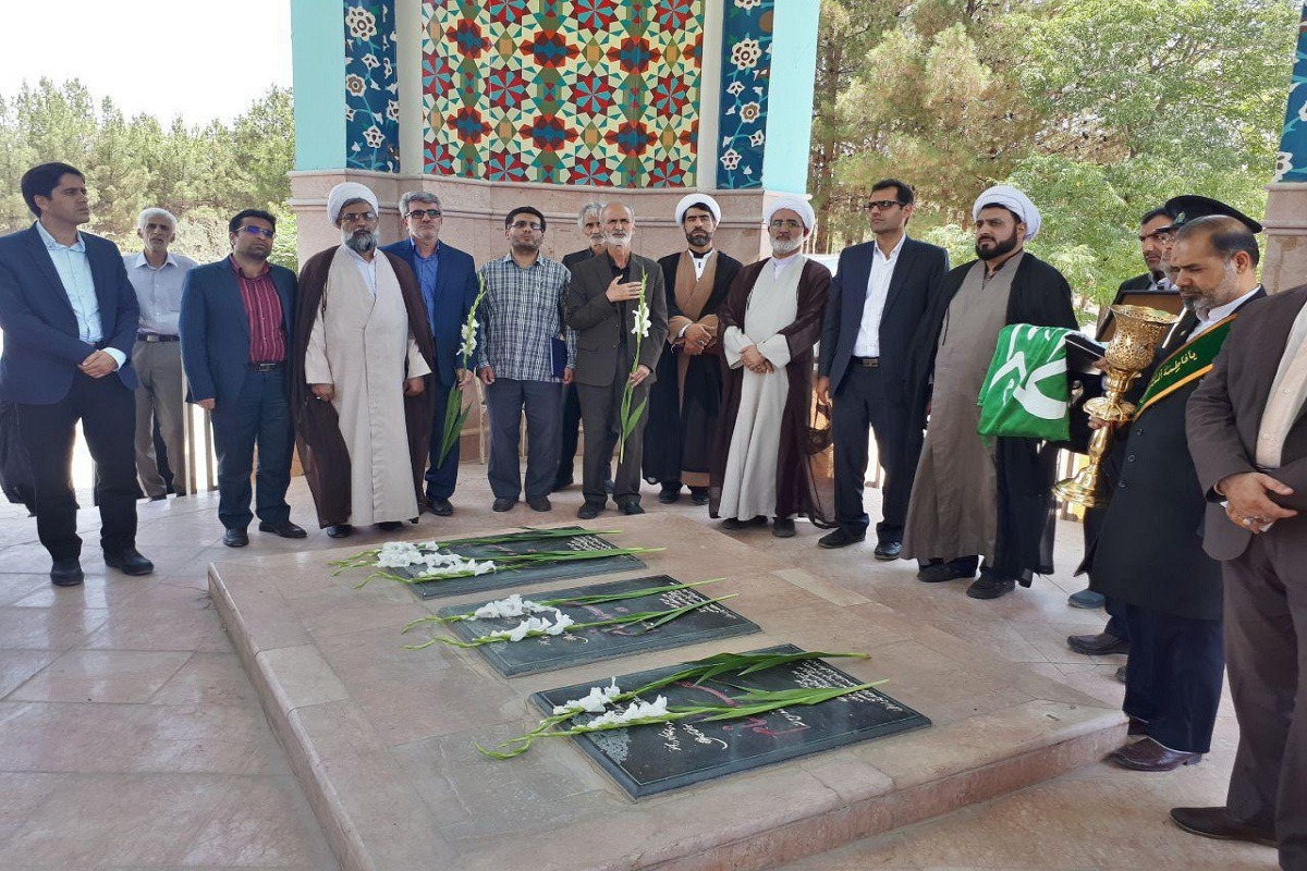 مزار شهدای گمنام دانشگاه آزاد کاشان گلریزان شد+تصاویر