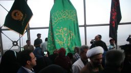 پرچم حرم مطهر حضرت معصومه(س) در برج میلاد نصب شد+تصاویر