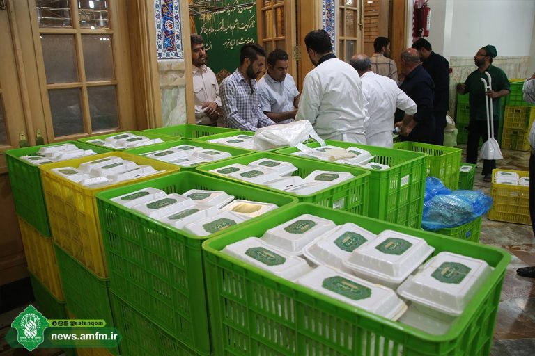 توزیع ۴۰ هزار غذای تبرکی بین زائران و مجاوران حرم کریمه اهل بیت(س) در روز عید غدیر