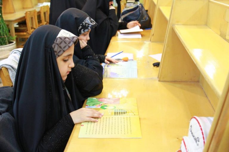 مسابقه کتاب‌خوانی ویژه دختران در حرم حضرت معصومه(س) برگزار می‌شود