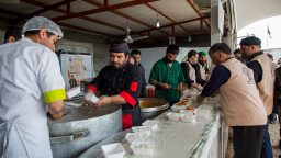 توزیع ۱۶۰ هزار غذای تبرکی در میان زائران اربعین