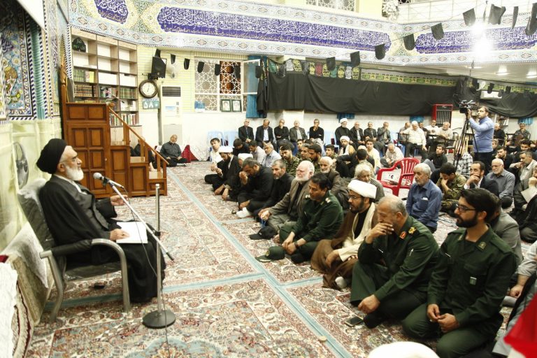 دیدار مردمی آیت الله سعیدی در مسجد حضرت معصومه(س)+تصاویر