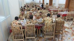 کارکنان وظیفه ارتش بر سر سفره مهمانسرای حضرت معصومه(س) نشستند