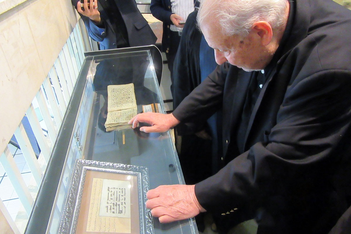 سفیر فلسطین در ایران از موزه و کتابخانه آستان مقدس دیدن کرد+تصاویر