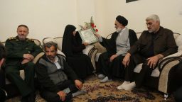 دیدار امام‌جمعه قم با خانواده شهید «امرایی» در لرستان