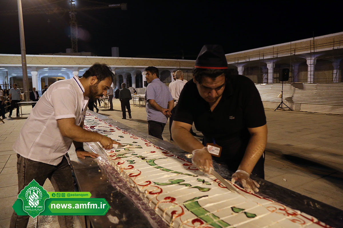گزارش تصویری: توزیع کیک ۱۰۰ متری در جشن میلاد امام حسن(ع)