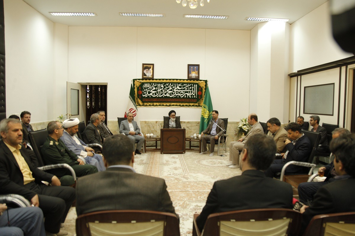 در رسیدگی به امور معلمان باید به جایگاه آنان توجه کنیم