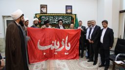 اهداء پرچم حرم حضرت زینب(س) به تولیت حرم کریمه اهل‌بیت(س)
