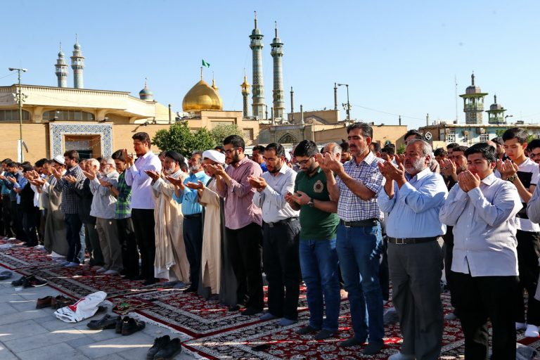 گزارش تصویری: نماز با شکوه عید فطر در حرم کریمه اهل بیت(س)