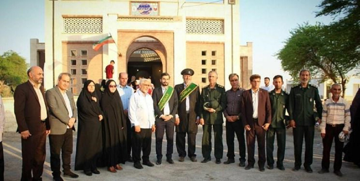 نصب پرچم حرم حضرت معصومه(س) در گلزار شهدای شهرستان دشتی