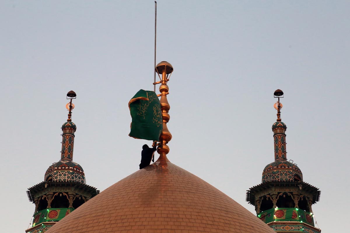 پرچم گنبد حرم حضرت معصومه(س) تعویض شد