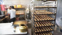 پخت ۶۳ هزار و ۵۰۰ کیک در عمود ۱۰۸۰/ توزیع بیش از ۵۶ هزار قرص نان میان زائران