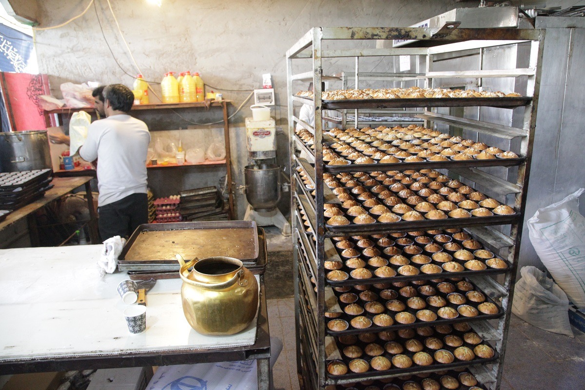 پخت ۶۳ هزار و ۵۰۰ کیک در عمود ۱۰۸۰/ توزیع بیش از ۵۶ هزار قرص نان میان زائران