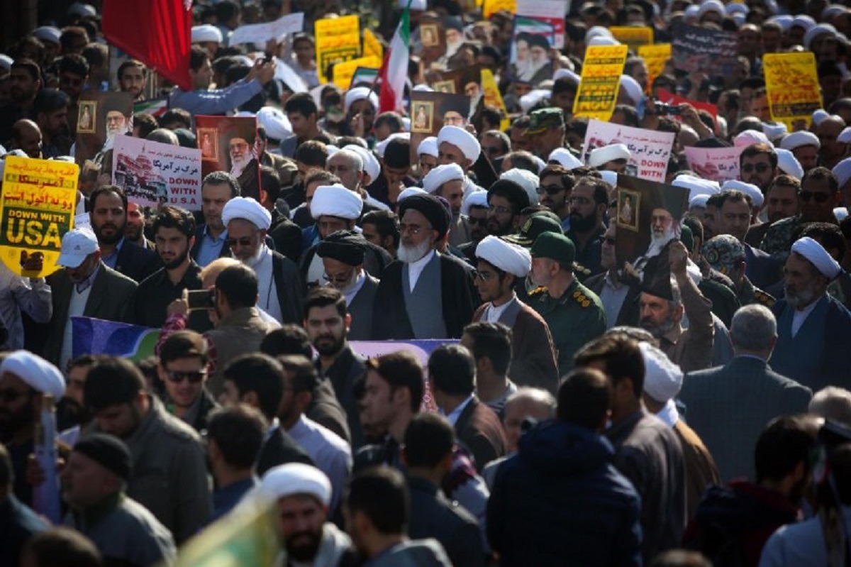 راهپیمایی باشکوه ۱۳ آبان در حرم حضرت معصومه(س) برگزار شد +تصاویر