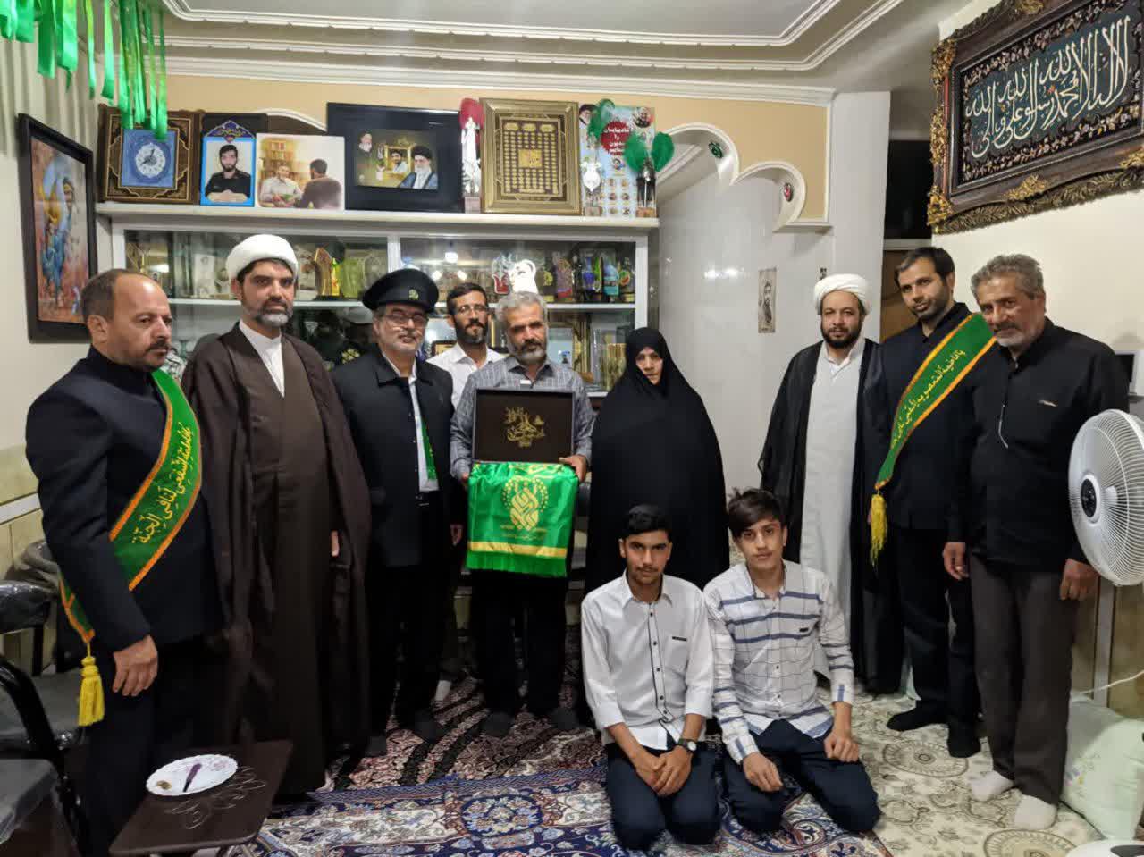 سفیران کریمه اهل‌بیت(س) با خانواده شهید حججی دیدار کردند + تصاویر